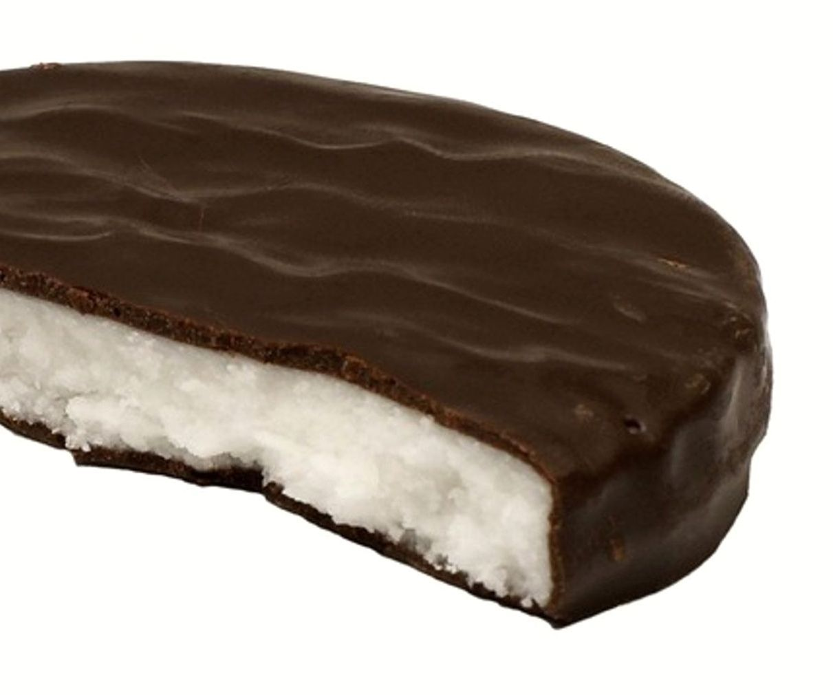Vidriera con bombones de chocolate y postres artesanales